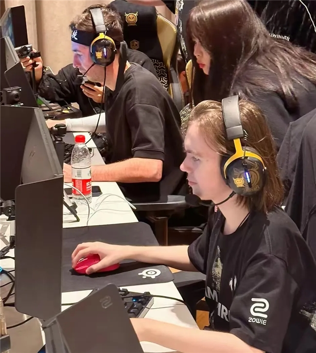 扑克后期怎么控制风险（如何在扑克的后期阶段管理风险）