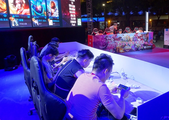 冠军中单真是太强了😤 Zeka 自2022年泡泡赛以来，从未在第五局中失利，并且赢得了8场连胜！